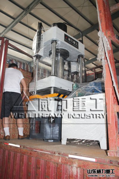 四柱拉伸油壓機發貨